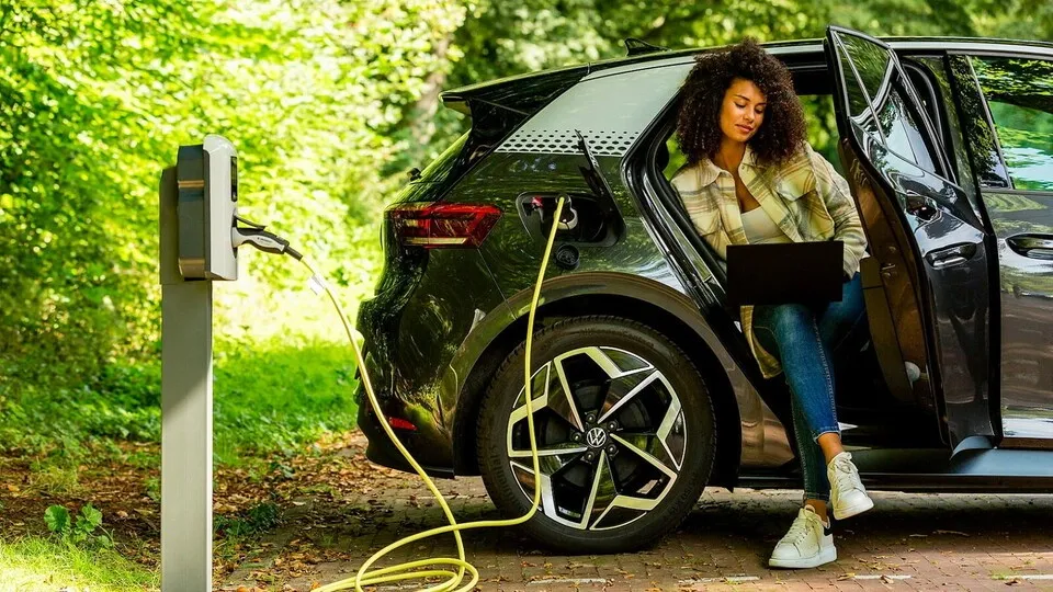 Das Warten auf und an Ladesäulen bremst die Kaufbereitschaft für Elektroautos trotz sinkender Kaufpreise ein.